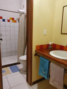 y baño con lavabo, aseo y ducha. en Vila Esperança, en Vale do Capao
