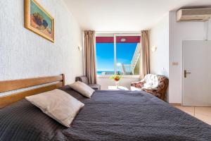 A bed or beds in a room at Amazing view Apartment and Rooms Dragan