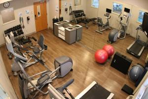 Fitness centrum a/nebo fitness zařízení v ubytování Holiday Inn Express & Suites Cheney by IHG