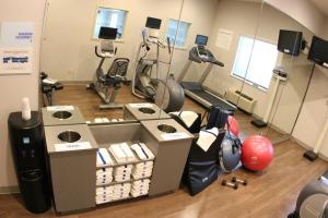 Fitness centrum a/nebo fitness zařízení v ubytování Holiday Inn Express & Suites Cheney by IHG