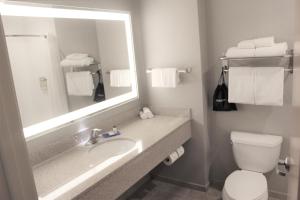 Koupelna v ubytování Holiday Inn Express & Suites Cheney by IHG