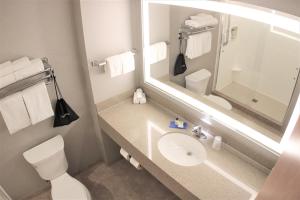 Koupelna v ubytování Holiday Inn Express & Suites Cheney by IHG