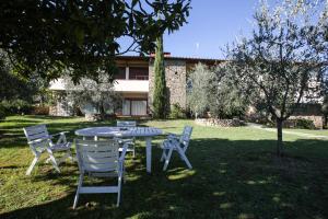 einen Tisch und Stühle im Hof eines Hauses in der Unterkunft Villa Gallorosso in Settignano