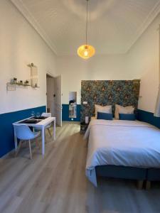 เตียงในห้องที่ Capstay Roubaix Lille private shower & Netflix