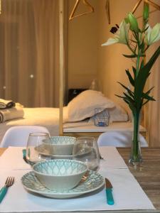 a table with plates and bowls on a table with a bed at Arenas- Departamento de playa in Puerto Madryn