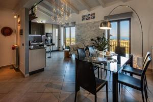 eine Küche und ein Esszimmer mit Tisch und Stühlen in der Unterkunft Live Your Dream in San Costanzo