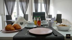 - une table avec des assiettes de nourriture et de boissons dans l'établissement Bed & Breakfast Lufra, à Rende