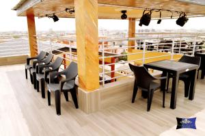 een eetkamer met een tafel en stoelen op een schip bij Glory Palace Hotel in Cotonou