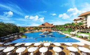 un'immagine di una piscina del resort con ombrelloni di Recanto Cataratas - Thermas, Resort e Convention a Foz do Iguaçu