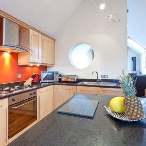 Kuchyň nebo kuchyňský kout v ubytování Mews Cottage Bangor