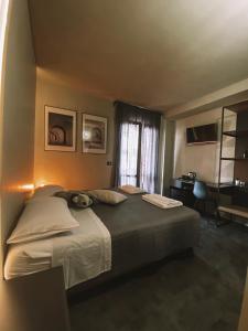 een slaapkamer met een groot bed en een raam bij Battisti 56 in Porto SantʼElpidio