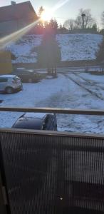 samochód zaparkowany na parkingu pokrytym śniegiem w obiekcie Kwatera Tolkmicko w mieście Tolkmicko