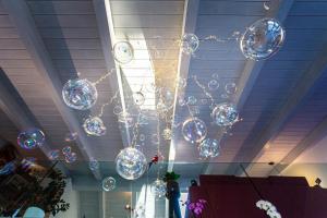 une bande de sphères de verre suspendues au plafond dans l'établissement Live Your Dream, à San Costanzo