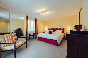 Clos Celeste - campagne d Etretat avec piscine et spa客房内的一张或多张床位