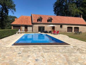 Clos Celeste - campagne d Etretat avec piscine et spa内部或周边的泳池