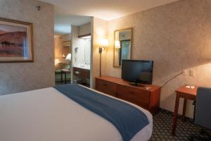 Giường trong phòng chung tại Miles City Hotel & Suites