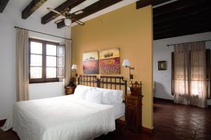 Cama o camas de una habitación en Hotel Fuente del Sol