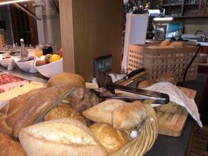 un tavolo ricoperto da molti tipi diversi di pane di Hotel Zur Linde a Lauf