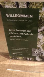 una señal que está al lado de un edificio en Hotel Zur Linde en Lauf