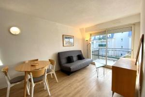 sala de estar con sofá y mesa en Logement 4 lits en plein coeur de Cabourg en Cabourg