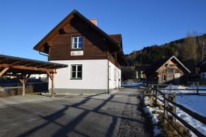 una casa al lado de una carretera con una valla en Alpenvereinshaus Pruggern, en Pruggern