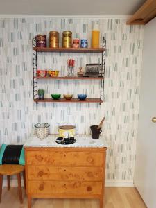 Nostalgirum في Kil: مطبخ مع خزانة خشبية في الغرفة
