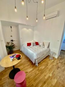 une chambre avec un lit et une table dedans dans l'établissement Suite Letizia, à Ajaccio