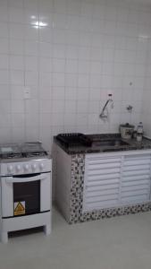 a kitchen with a stove and a counter top at Ótima localização in Águas de Lindoia
