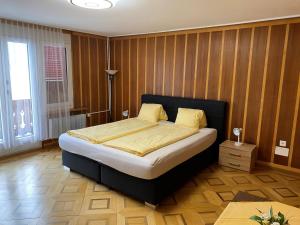 
Ein Bett oder Betten in einem Zimmer der Unterkunft Holiday Apartment Brienzersee

