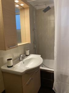 Phòng tắm tại Elegant Glyfada Apartment-private Garden-Near METRO