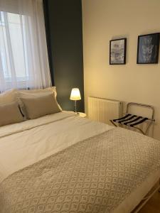 מיטה או מיטות בחדר ב-Elegant Glyfada Apartment-private Garden-Near METRO