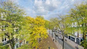 Ein Baum mit gelben Blättern auf einer Stadtstraße in der Unterkunft Exceptionnel au coeur de Lille in Lille