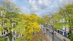 un arbre à feuilles jaunes dans une rue de la ville dans l'établissement Exceptionnel au coeur de Lille, à Lille