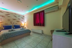 TV a/nebo společenská místnost v ubytování Amazing Apartment Pallini - Near Airport & Metro