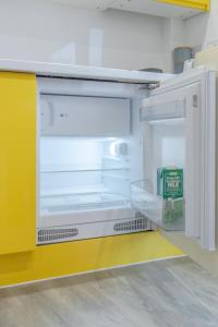 een lege koelkast met de deur open in een keuken bij Lovely Studio Serviced Apartment Sheffield City Centre - Netflix, WiFi, Digital TV in Sheffield