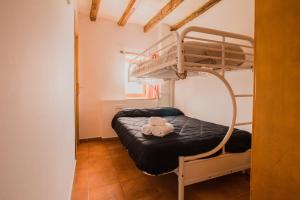 Un dormitorio con una litera con un osito de peluche. en Portal del Carro 7 Junto a la Catedral, en Tarragona