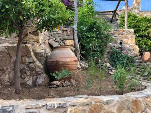 Fotografia z galérie ubytovania Garden House - Lovely Stone Built House with Panoramic View v destinácii Volissos