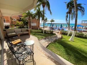 a patio with a bench and a view of the ocean at Casa de la Playa Fishermen in Playa del Carmen