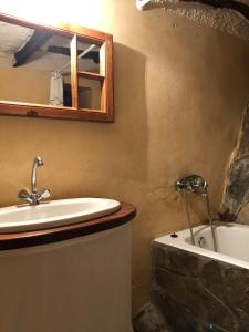Fotografia z galérie ubytovania Garden House - Lovely Stone Built House with Panoramic View v destinácii Volissos