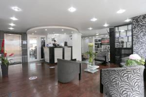 une salle avec un magasin avec un comptoir et des chaises dans l'établissement Hotel Bogota Expocomfort - Embajada Americana, à Bogotá