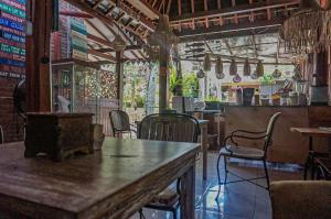 Khu vực lounge/bar tại Wisma Pulau Merah