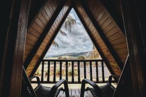 una vista da una stanza con due sedie su un balcone di Pousada Viva - São Thomé das Letras a São Thomé das Letras