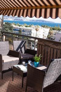 balkon z krzesłami i stołem z widokiem w obiekcie Studio with terrace and sea view, 10 min to the beach w Nicei