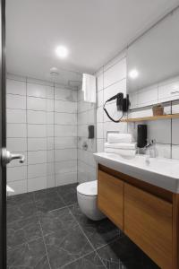 N'Ala Otel في ساكاريا: حمام به مرحاض أبيض ومغسلة