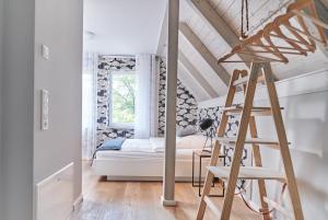 a bedroom with a ladder in front of a bed at Bei Meyers im Leipziger Neuseenland in Böhlen