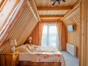 Ένα ή περισσότερα κρεβάτια σε δωμάτιο στο Willa Pod Groniem