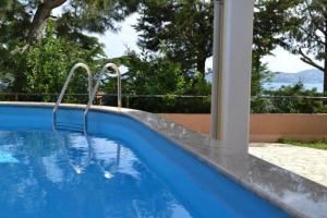 a large blue swimming pool with a water fountain at Villa del Golfo in Savudrija
