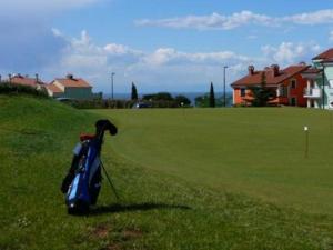 ein blauer Golfclub auf einem Golfplatz in der Unterkunft Villa del Golfo in Savudrija