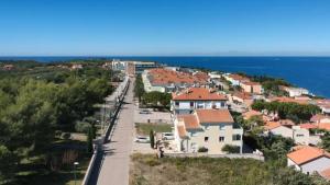 een luchtzicht op een stad naast de oceaan bij Villa del Golfo in Savudrija