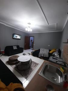 Kuhinja ili čajna kuhinja u objektu Koa Studio Apartment